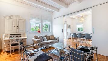 TV, fireplace, DVD player, stereo