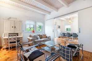 TV, caminetto, lettore DVD, impianto stereo