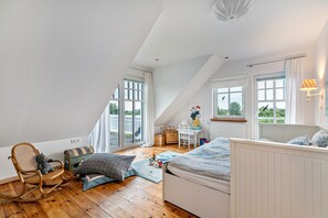 4 bedrooms, iron/ironing board, WiFi, bed sheets