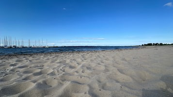 Una spiaggia nelle vicinanze