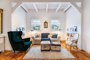 Televisie, een open haard, een dvd-speler en een stereo