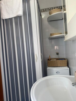 Dusche, Haartrockner, Bidet, Handtücher