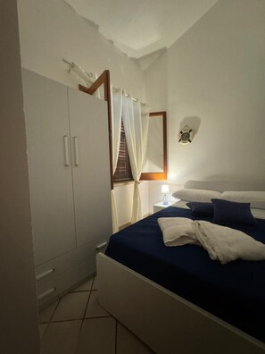 2 habitaciones, tabla de planchar con plancha y cuna de viaje 