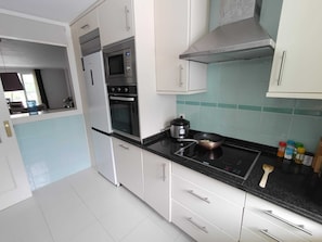 Micro-ondes, four, plaque de cuisson, lave-vaisselle