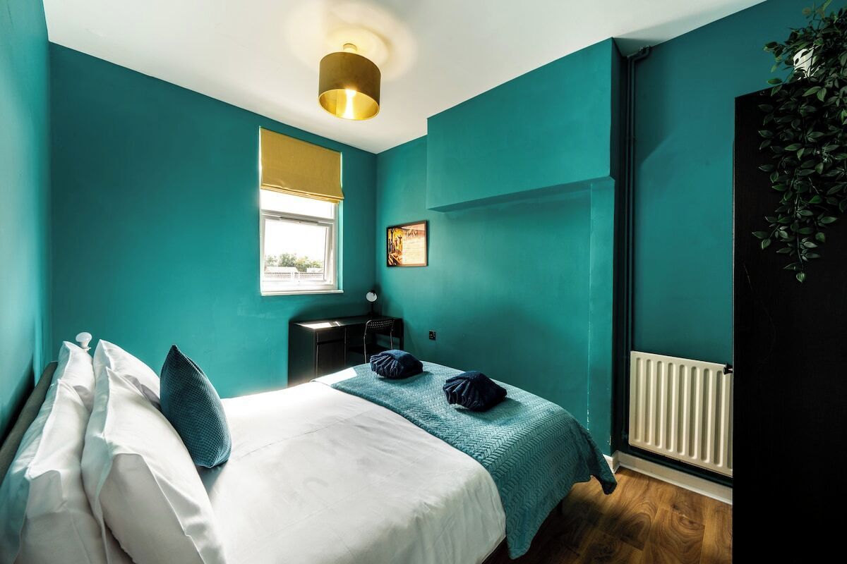 4 bedrooms, iron/ironing board, WiFi, bed sheets