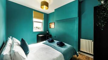 4 bedrooms, iron/ironing board, WiFi, bed sheets