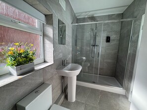 Haartrockner, Handtücher, Toilettenpapier