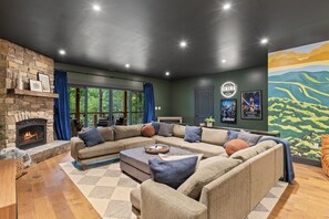 Smart-TV, Kamin, DVD-Player, Bücher