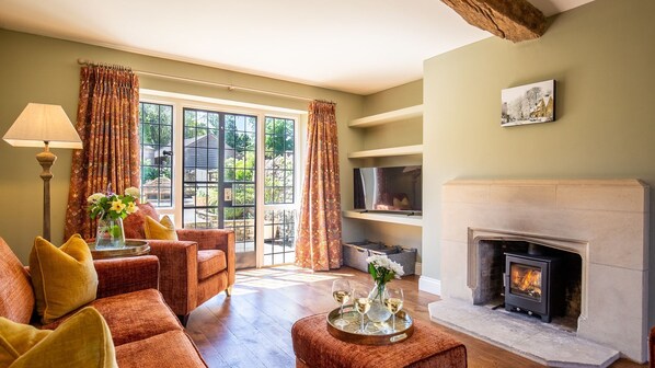 A living room with a fireplace, a sofa, a coffee table, and a lamp. - Hopscotch House - Stanton near Broadway (Near Broadway)