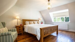 3 bedrooms, desk, iron/ironing board, free WiFi