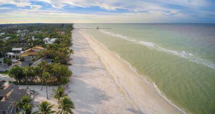 LeMalo Vacation Rental: Stylish 1-BR Condo Near 5th Ave S & Gulf Beaches Coastal Vibes, King Bed, and Private Outdoor Space. Perfect Location for Dining, Shopping and Exploring Naples!