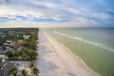 LeMalo Vacation Rental: Stylish 1-BR Condo Near 5th Ave S & Gulf Beaches Coastal Vibes, King Bed, and Private Outdoor Space. Perfect Location for Dining, Shopping and Exploring Naples!
