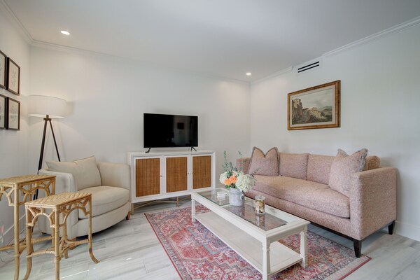 Lemalo Vacation Rental: Stylish 1-br Condo Near 5th Ave S & Gulf Beaches Coastal Vibes, King Bed, And Private Outdoor Space. Perfect Location For Dining, Shopping And Exploring Naples! - Naples, FL