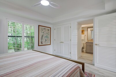 LeMalo Vacation Rental: Stylish 1-BR Condo Near 5th Ave S & Gulf Beaches Coastal Vibes, King Bed, and Private Outdoor Space. Perfect Location for Dining, Shopping and Exploring Naples!