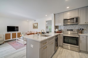 Private kitchen - LeMalo Vacation Rental: Stylish 1-BR Condo Near 5th Ave S & Gulf Beaches Coastal Vibes, King Bed, and Private Outdoor Space. Perfect Location for Dining, Shopping and Exploring Naples! (Naples)