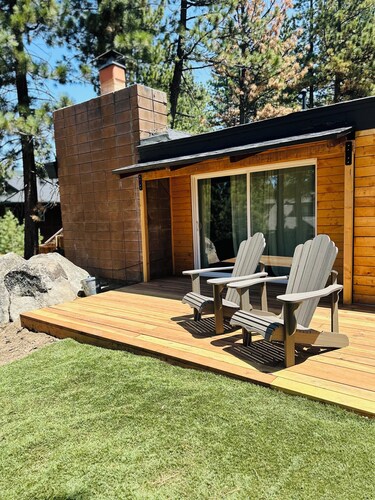 Woodland Retreat | Cozy Kingsbury Cabin w/ Hot Tub & Sauna | NVH0650