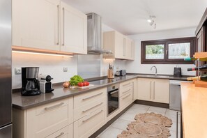 Fridge, oven, dishwasher, coffee/tea maker