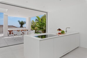 Kühlschrank, Ofen, Geschirrspüler, Wasserkocher mit Kaffee-/Teezubehör