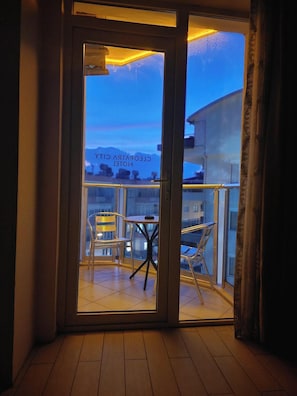 Camera Deluxe con letto matrimoniale o 2 letti singoli, balcone, vista piscina | Minibar (con alcuni snack e alcune bevande gratis)