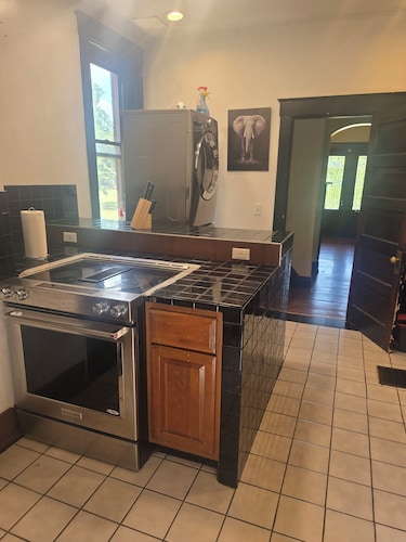 Spacious 5-bedroom house in brilliant Cincinnati with WiFi, AC