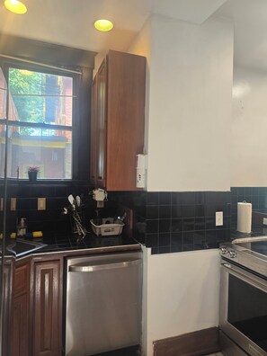 Private kitchen - Spacious 5-bedroom house in brilliant Cincinnati with WiFi, AC (Cincinnati)
