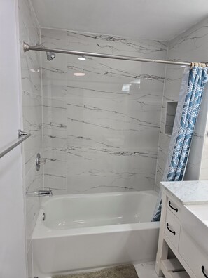 Shower, jetted bath, hair dryer, towels - Spacious 5-bedroom house in brilliant Cincinnati with WiFi, AC (Cincinnati)