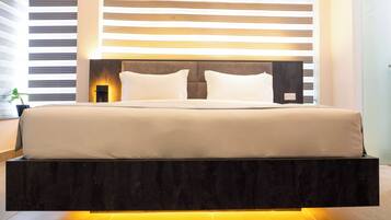 Departamento de lujo, vista a la ciudad | Caja de seguridad en la habitación y escritorio