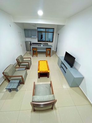 Apartamento luxo, sacada, vista para a cidade | Área de estar