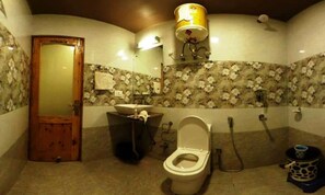 ฝักบัว, ของใช้ในห้องน้ำฟรี, ผ้าเช็ดตัว, สบู่