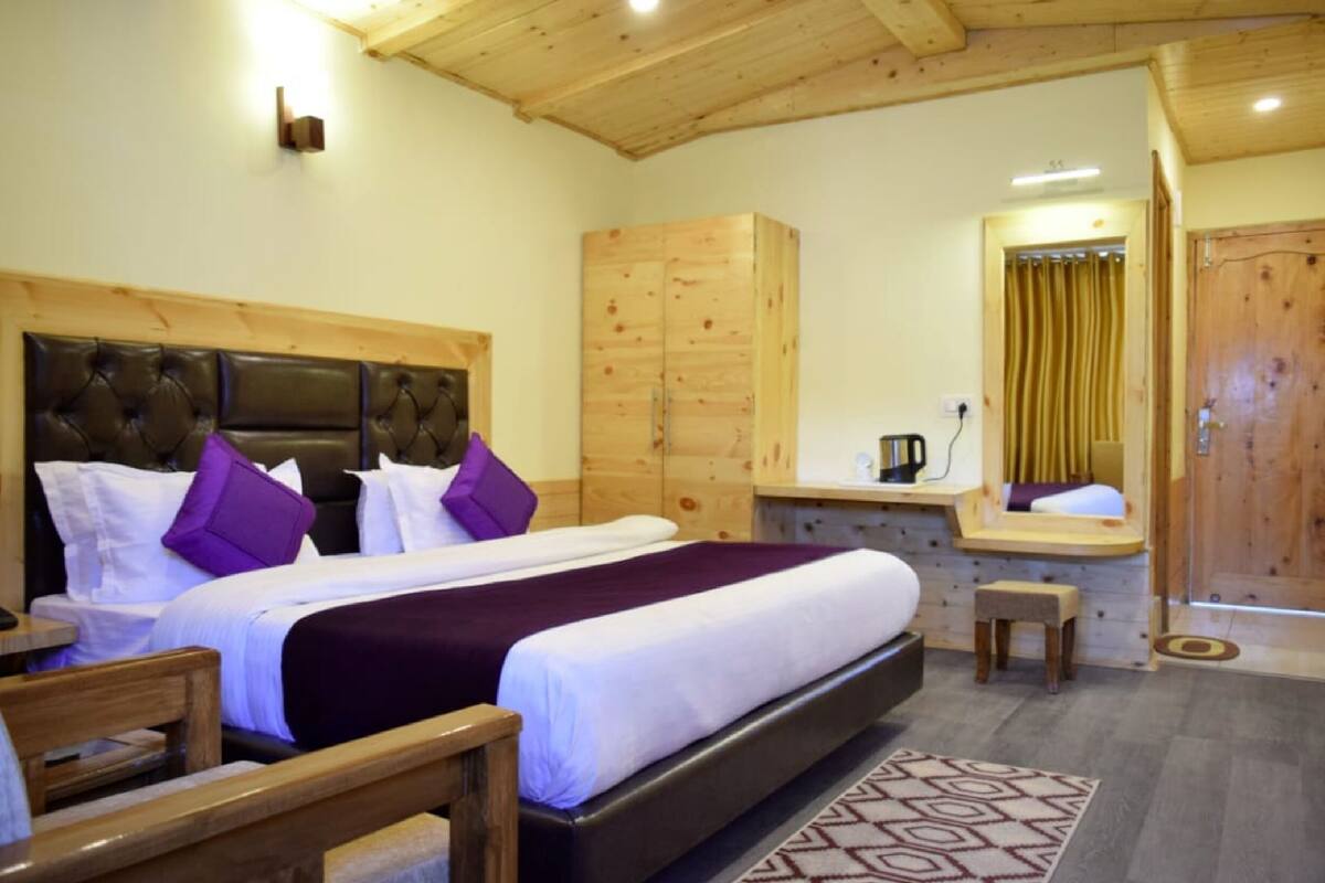 Deluxe Room, City View | Desk, laptop workspace, free WiFi