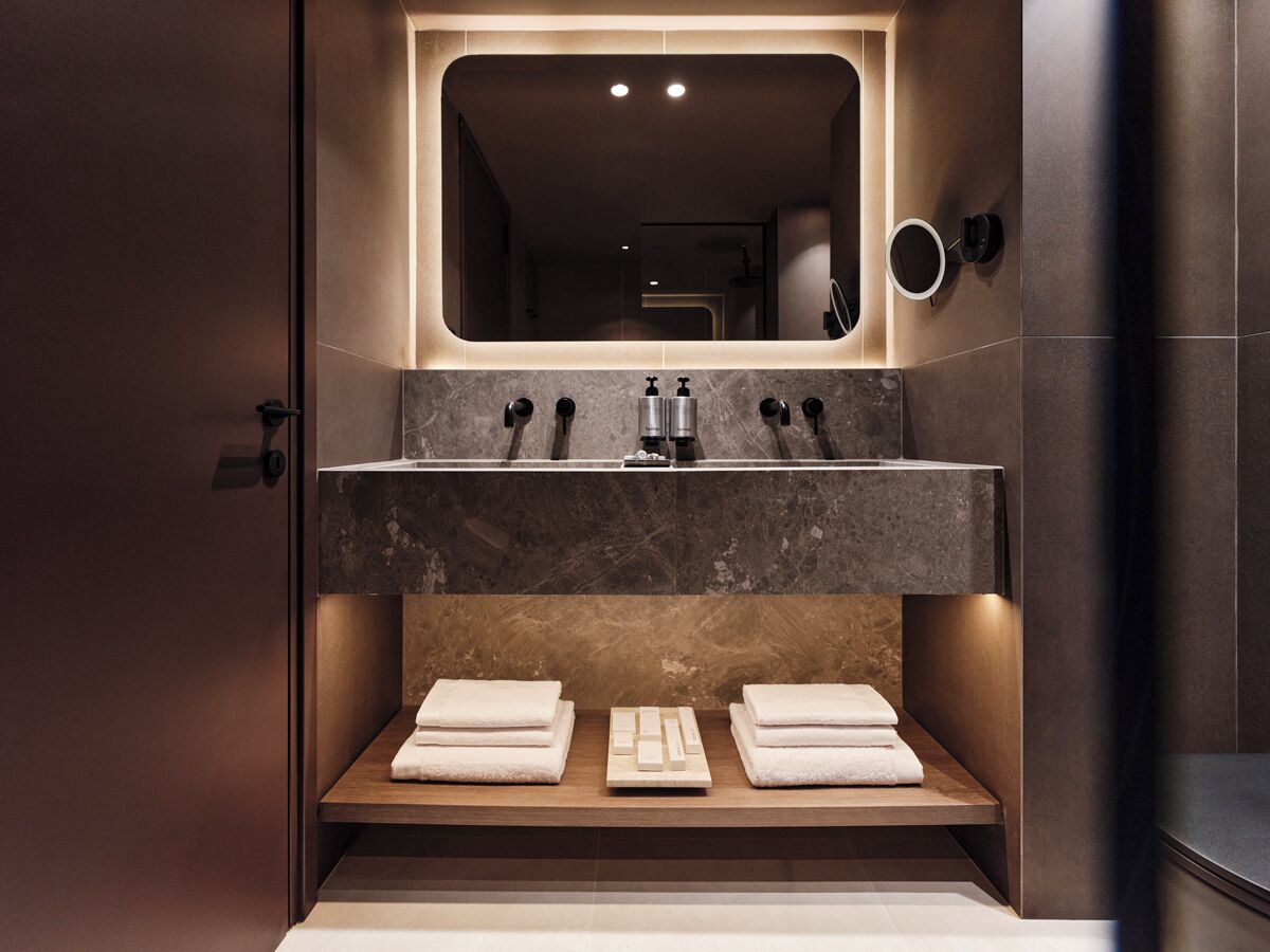 Executive Suite | Bathroom | Shower, rainfall showerhead, hair dryer, slippers