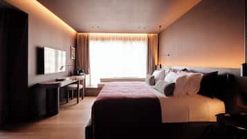 Executive Suite | Hypo-allergenic bedding, minibar, in-room safe, desk