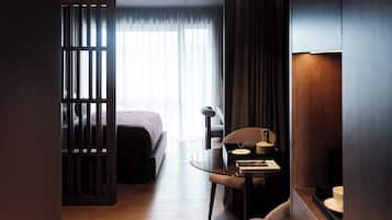 Suite – junior | Oppholdsområde | En 50-tommers smart-TV med Parabol-TV