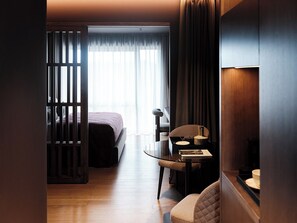 Junior-sviitti | Oleskelualue | 50–tuumainen äly-TV, jossa satelliittikanavat