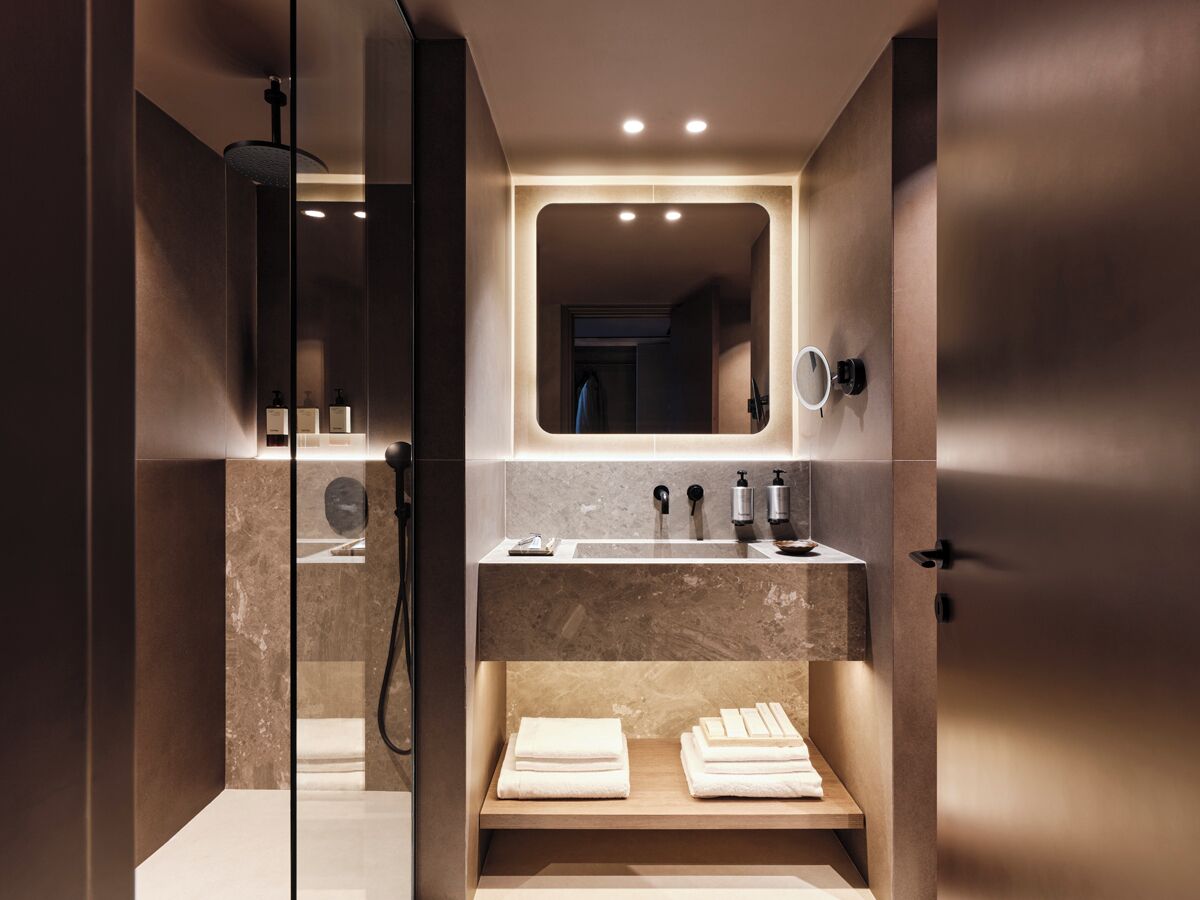 Dusche, Regendusche, Haartrockner, Hausschuhe