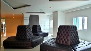 Un interior moderno con un sofá modular y un estrecho pilar.