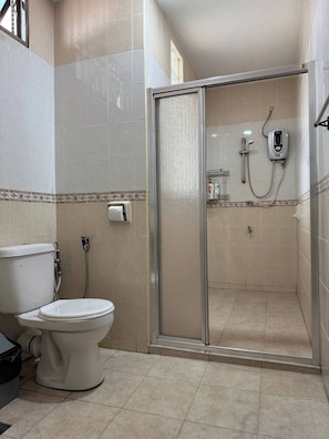 House, 4 Bedrooms | Bathroom - Cozy Johor Bahru Home With Family Room and Unblock Balcony View (Johor Bahru)