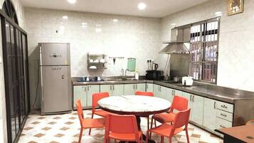 House, 4 Bedrooms | Ruang makan