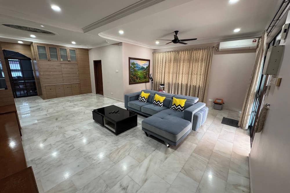 Cozy Johor Bahru Home With Family Room and Unblock Balcony View