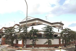 Exterior - Cozy Johor Bahru Home With Family Room and Unblock Balcony View (Johor Bahru)