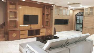 House, 4 Bedrooms | Living room