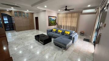 House, 4 Bedrooms | Living room