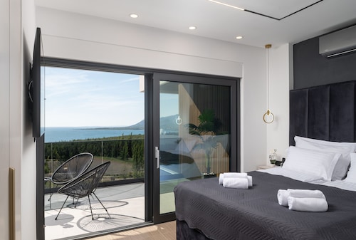 Lux Villa Serene with heated pool