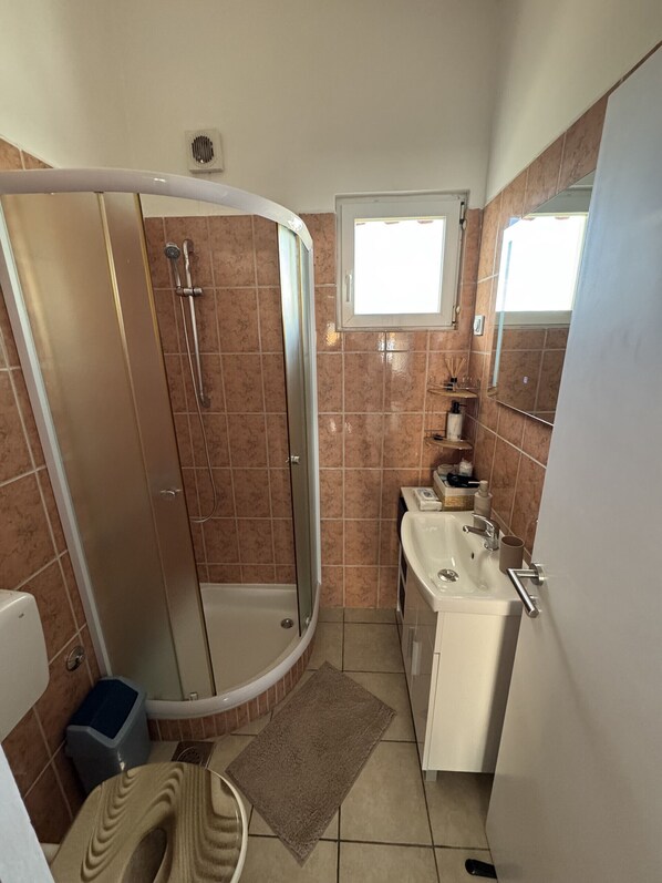 Een douche, een haardroger, handdoeken
