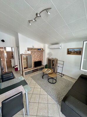 TV - Apartment Didovi Dvori 1 with jacuzzi (Ražanac)