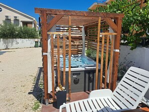 Outdoor spa tub - Apartment Didovi Dvori 2 with jacuzzi (Ražanac)