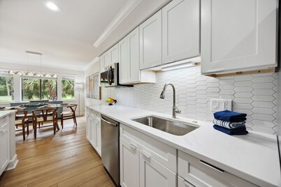 New Listing Updated Luxury 2 BR Racquet Club near Harbourtown Bikes Included