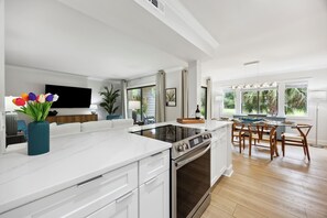 Réfrigérateur, micro-ondes, lave-vaisselle, cafetière/bouilloire