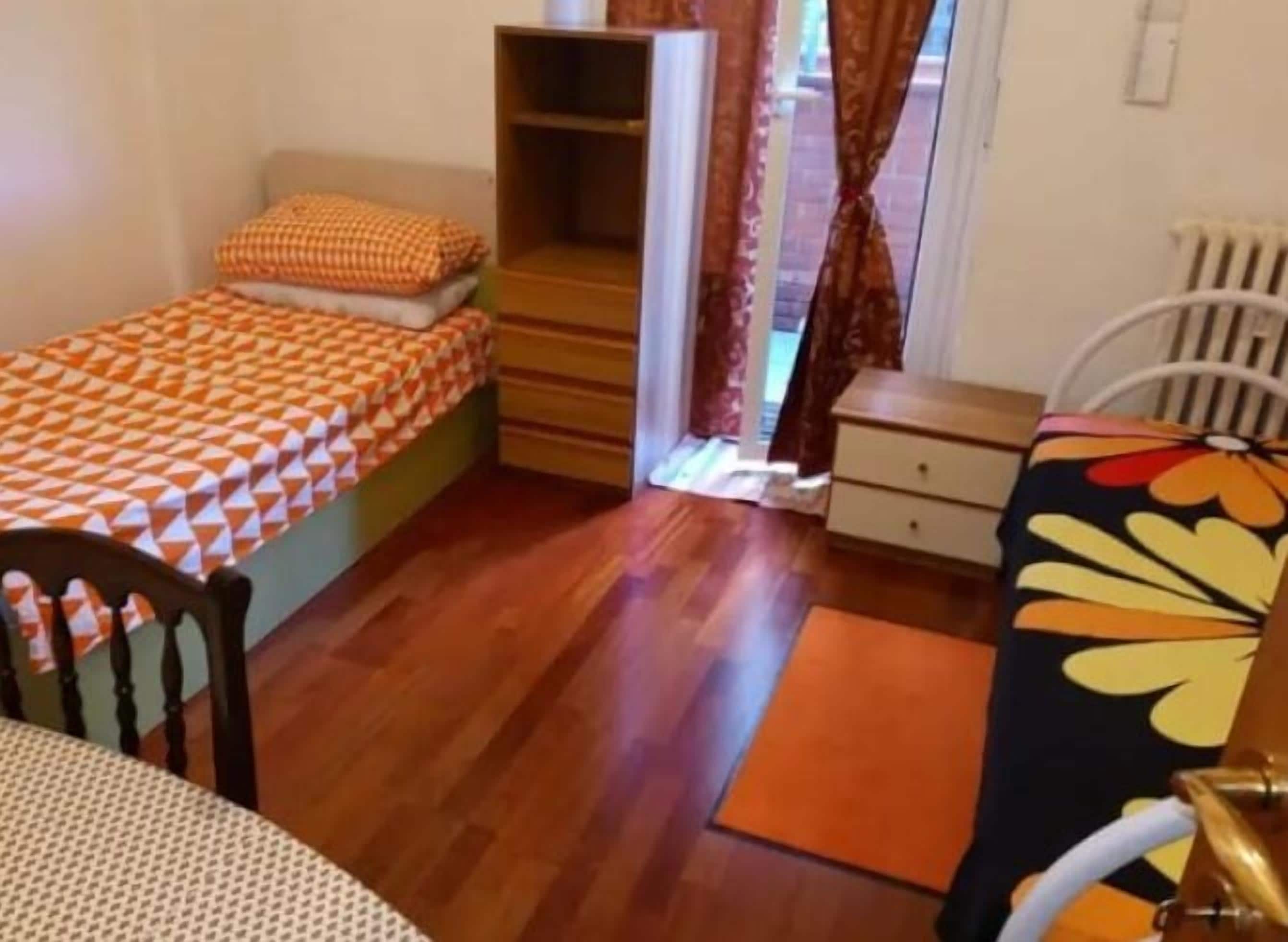 Shared Economy Room, Balcony, Only Women | Bügeleisen/Bügelbrett, kostenloses WLAN