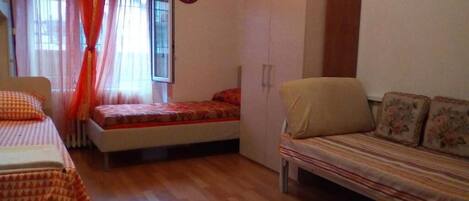 Shared Economy Room, Balcony, Only Women | Iron/ironing board, free WiFi